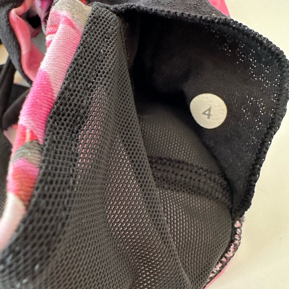 LULULEMON‎ Women’s Sports Bras Size 4   Pink Black Floral Roses - Picture 5 of 5
